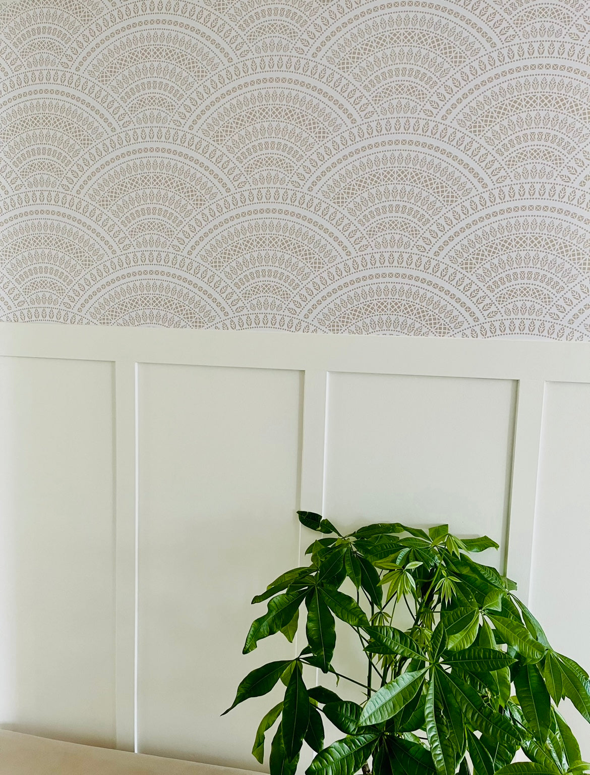 White & Beige Art Deco Fan Pattern Wallpaper